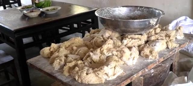 大叔卖传统小吃20年只涨过一次价,河南大叔卖地方小吃每天做300