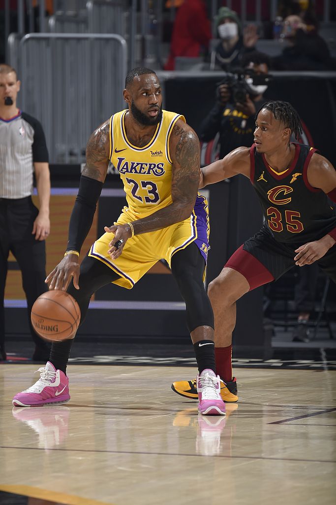 詹姆斯湖人时期回到热火狂砍51分,詹姆斯爆发创3大纪录助湖人险胜