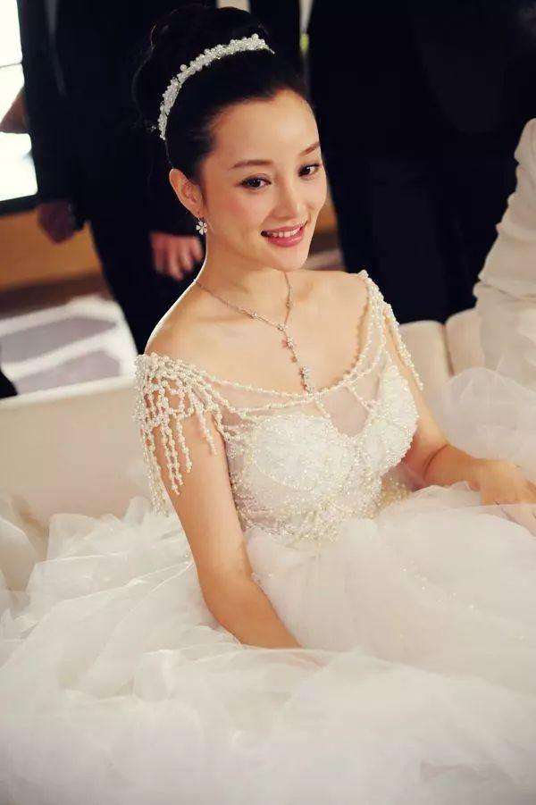 穿婚纱搭配珍珠首饰,所有女神穿婚纱