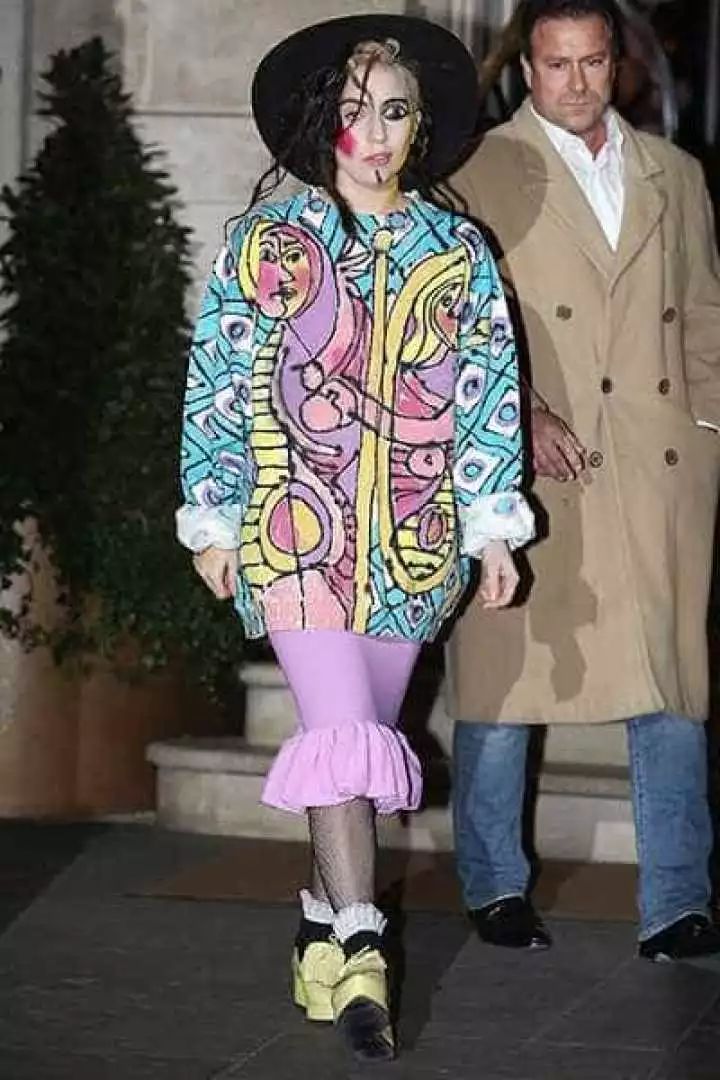 ladygaga承认自己是个平凡人,ladygaga一个明星的诞生发布会