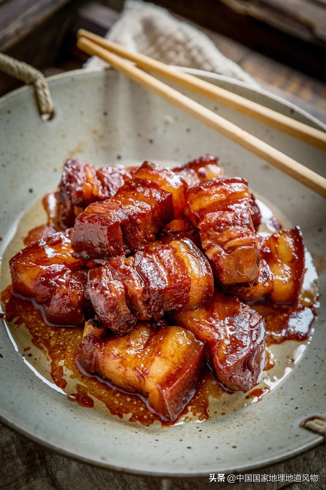 红烧肉是一道非常经典的中式菜肴,红烧肉中国家常菜的经典