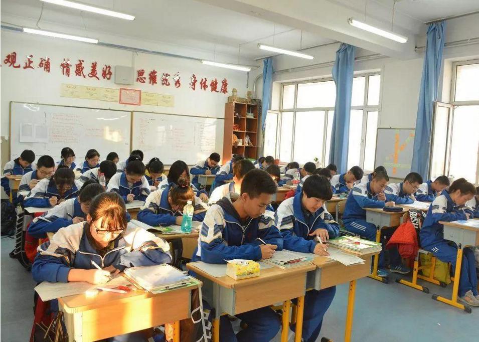 初中生总是熬夜写作业,小学生作业熬夜写好还是早起好