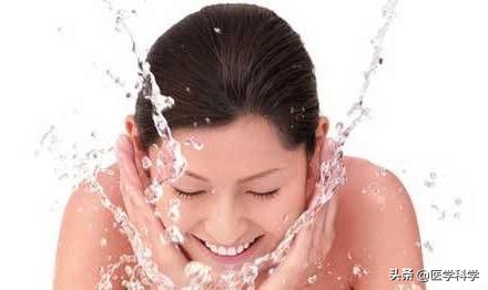 脸上有痘痘可以用去角质慕斯吗,脸上有痘痘可以用去角质啫喱吗