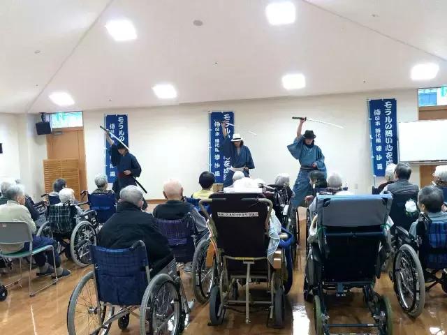 街头捡垃圾的日本武士忍者,日本武士捡垃圾