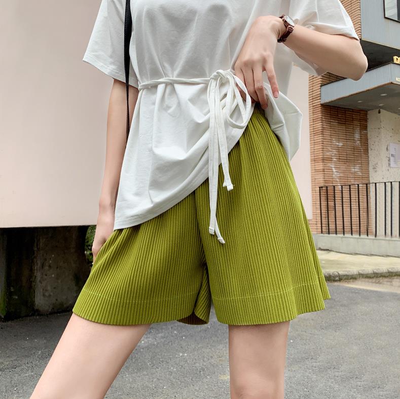 绿色短袖蓝色短裤配什么样的鞋,绿色短裤配什么颜色的衣服