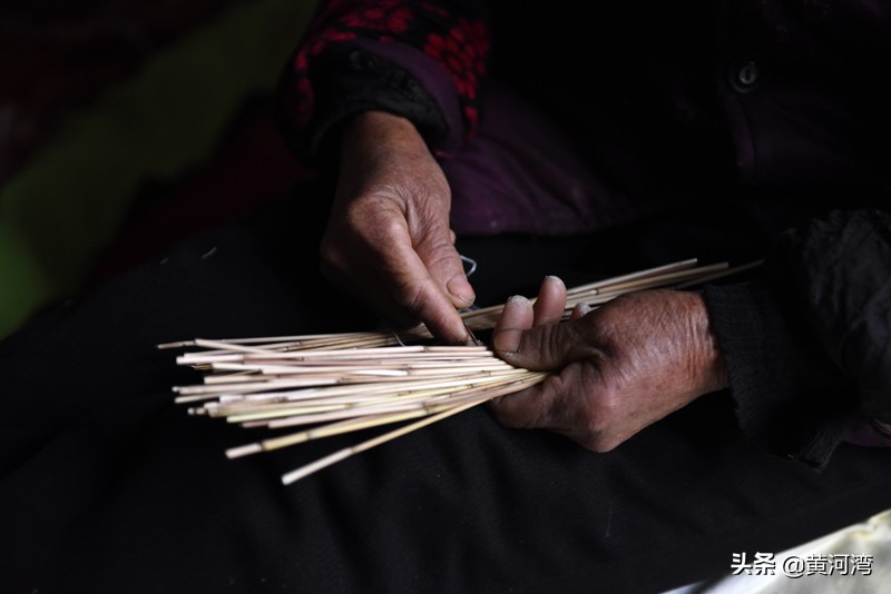 高粱干手工制作篦子,农村手工制作篦子