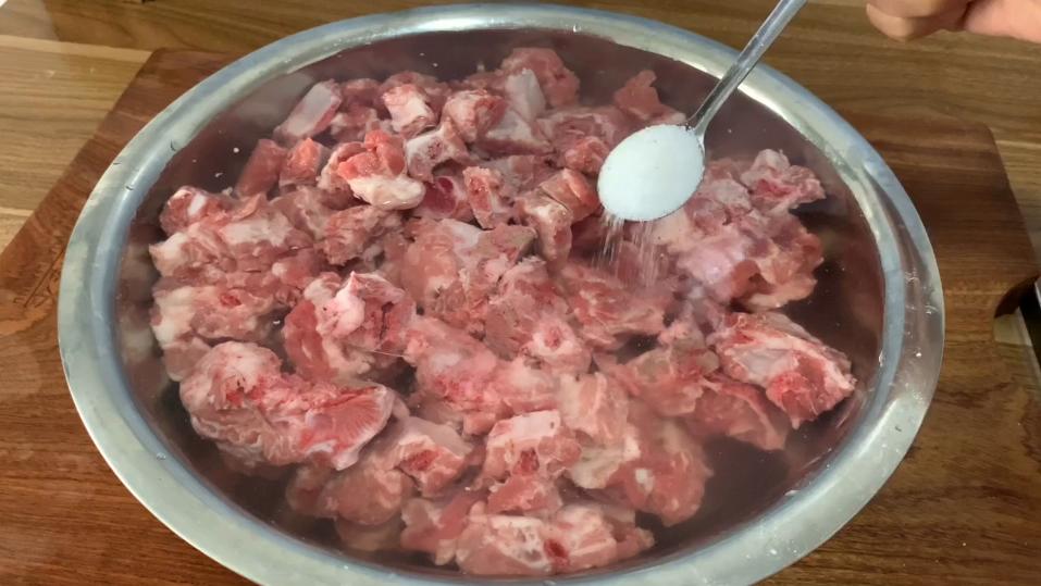 炖排骨记住不要直接炖三个小技巧,炖排骨放什么软烂入味