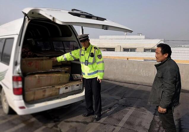 货运面包车拉人违规吗怎么处罚,面包车拉人载货怎么处罚