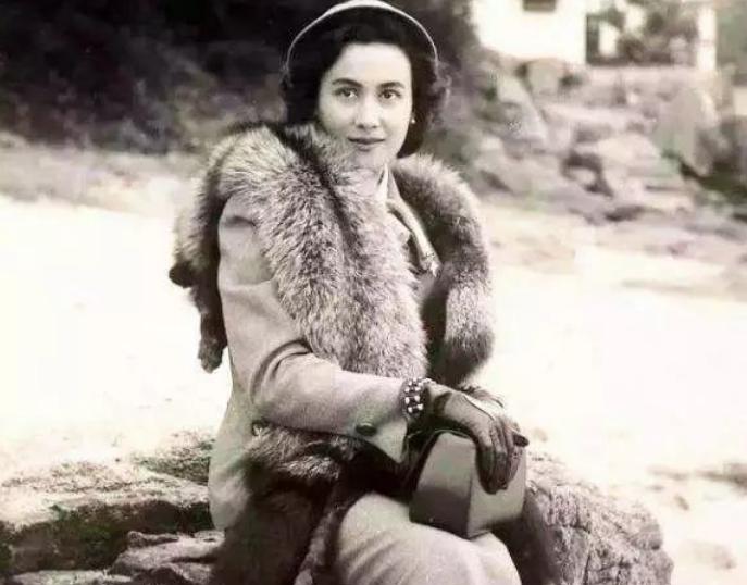 何鸿燊原配夫人黎婉华家庭背景,何鸿燊原配黎婉华惊艳旧照