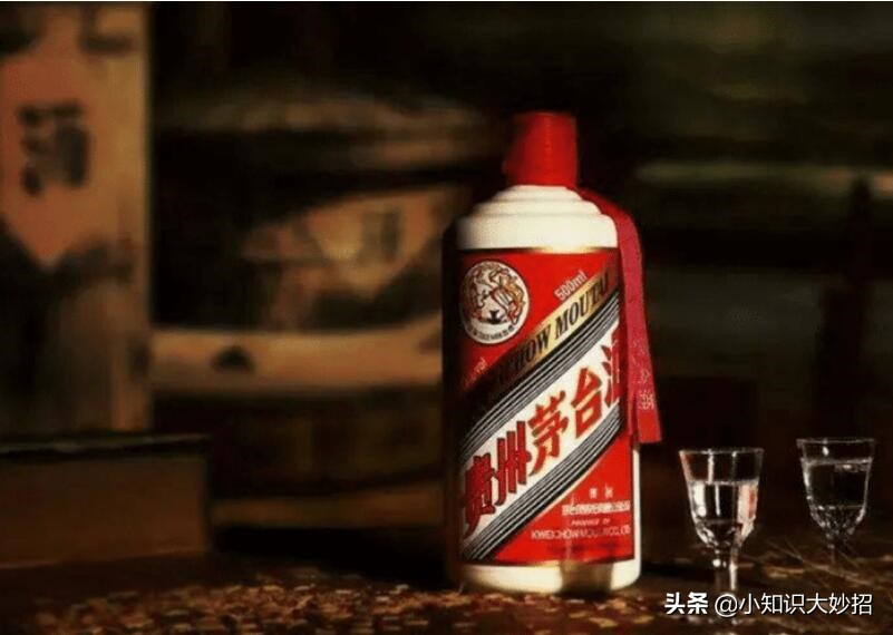 飞天茅台只配两个小杯,飞天茅台瓶子里有两个杯子