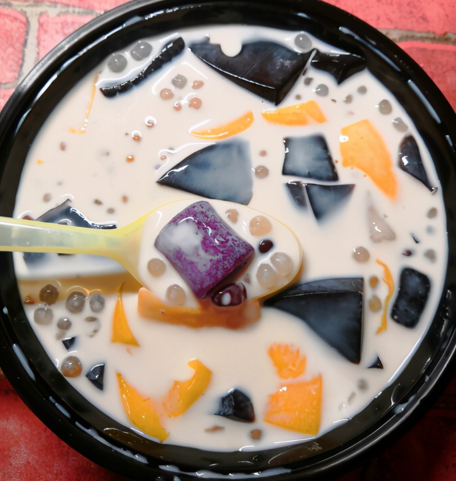 老婆饼里没“老婆”，煲仔饭里没有“仔”，但龟苓膏却真有“龟”