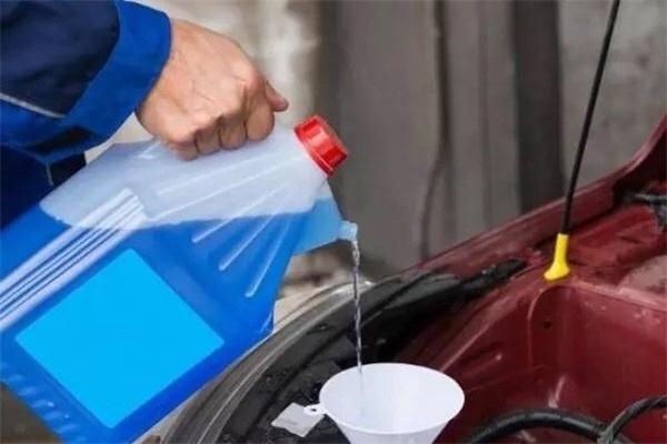 最新版汽车玻璃水加满了有影响吗,如何检查汽车玻璃水有没有加满