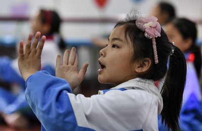 留守孩子拒绝沟通怎样管教,留守孩子情绪低落怎么教育