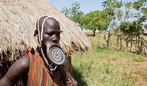 非洲唇盘族的女人：嘴唇上盘子的尺寸越大，收到的彩礼就越多