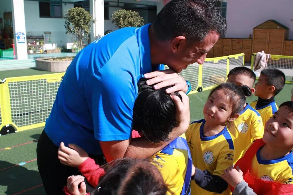 西班牙足球外教到曹溪中心幼儿园“趣”指导，玩“转”足球乐开怀