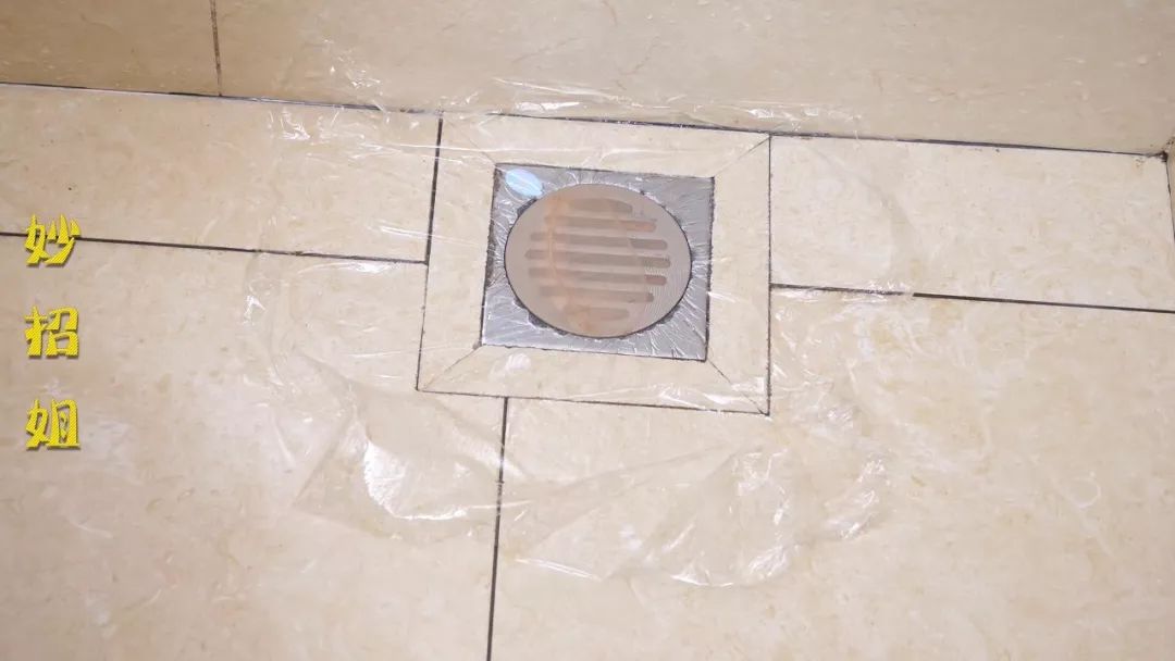 屋里出现好多黑色小飞虫怎么回事,家里突然多了很多很小的黑色飞虫