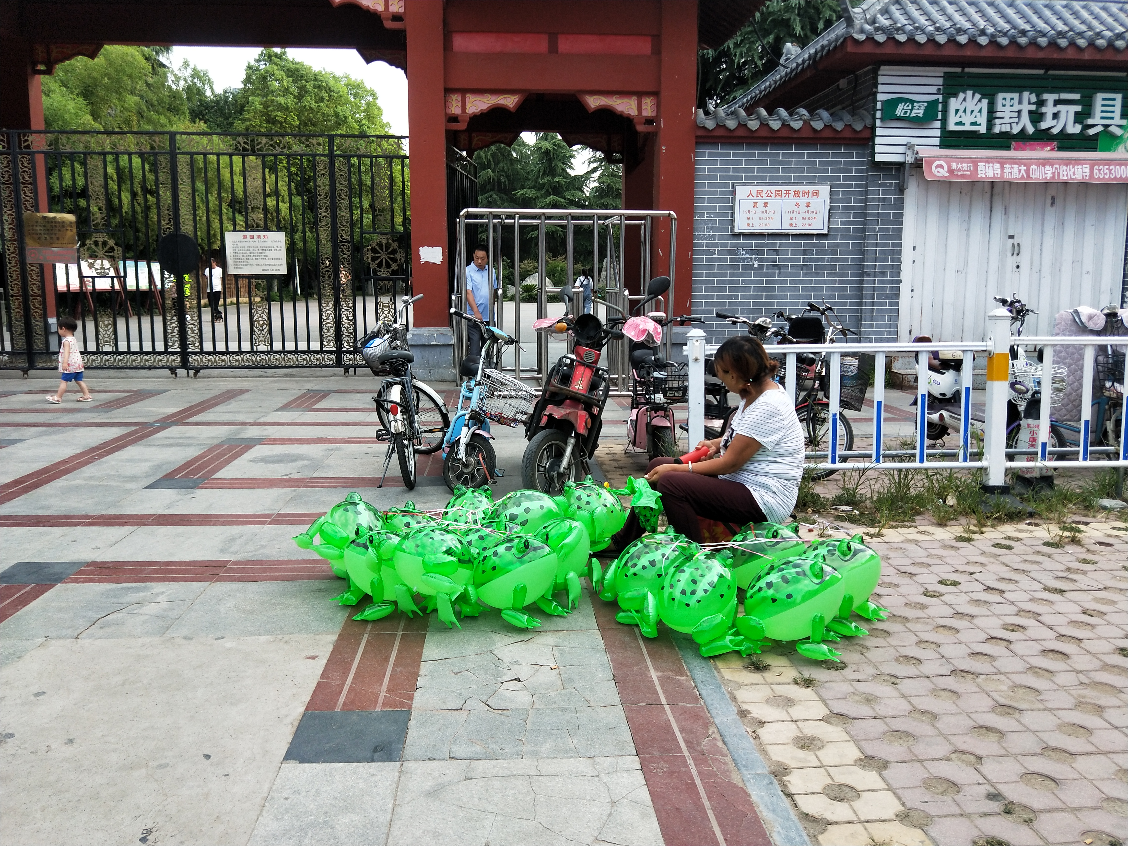 农村阿姨进城卖青蛙，供孙子上大学