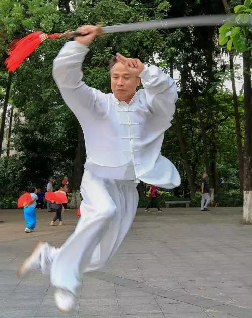 24式养生太极剑名称及动作要领,傅清泉讲解51式太极剑法及要领