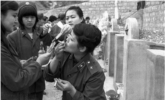 越战老山战士抽什么烟？老兵回忆：上了前线，老婆寄的包裹总有烟