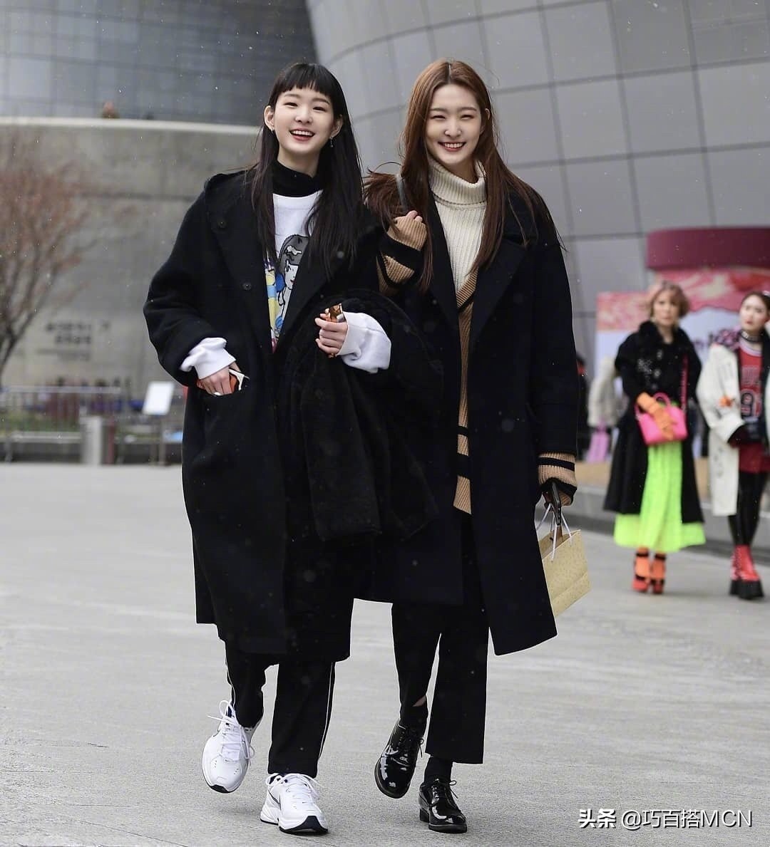 韩国闺蜜街拍，一起出街回头率百分百，秋冬逛街可以约起来