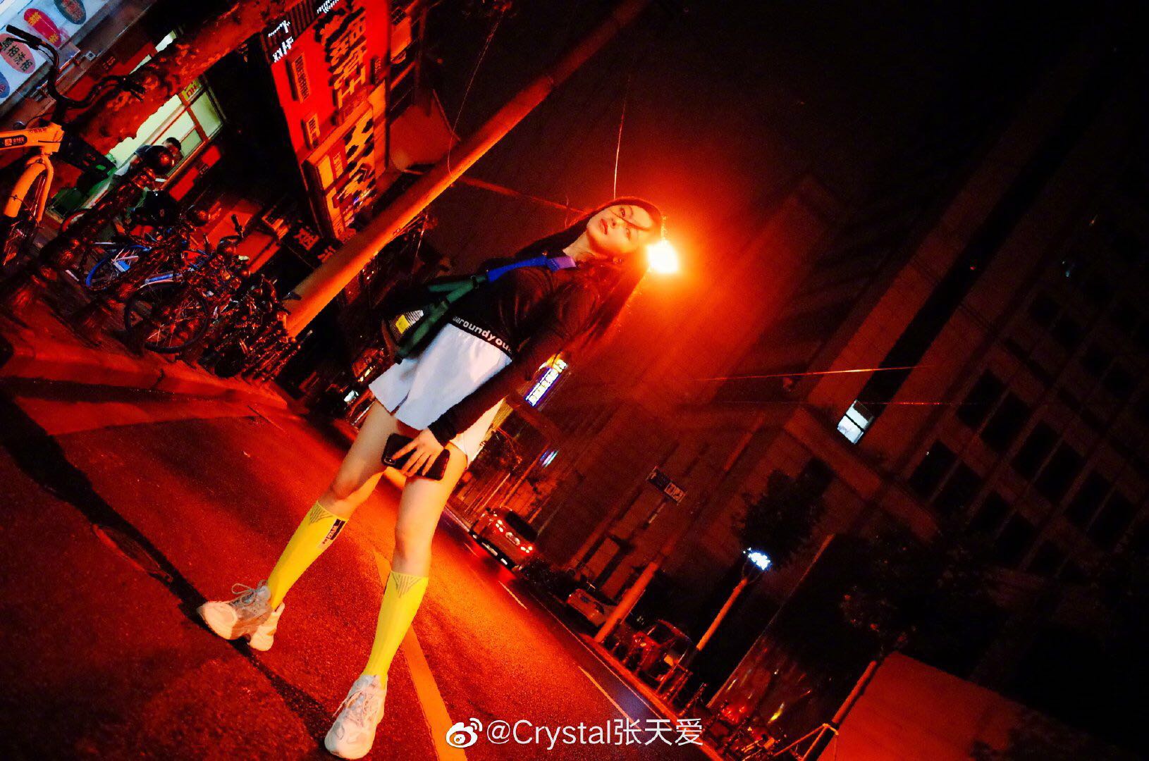 张天爱足球袜尽显美腿*服私**也有时尚表现力