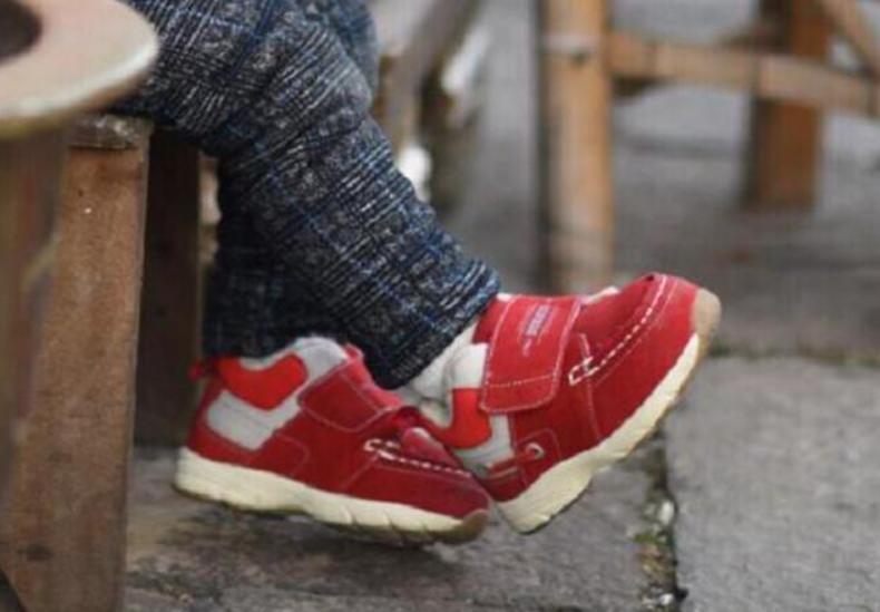 妈妈舍不得给孩子买鞋顶脚,孩子新买的鞋子顶脚怎么办