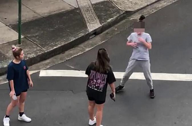 澳少女当街拦住2名亚裔女子，开口辱骂：亚洲狗，你们带来了病毒