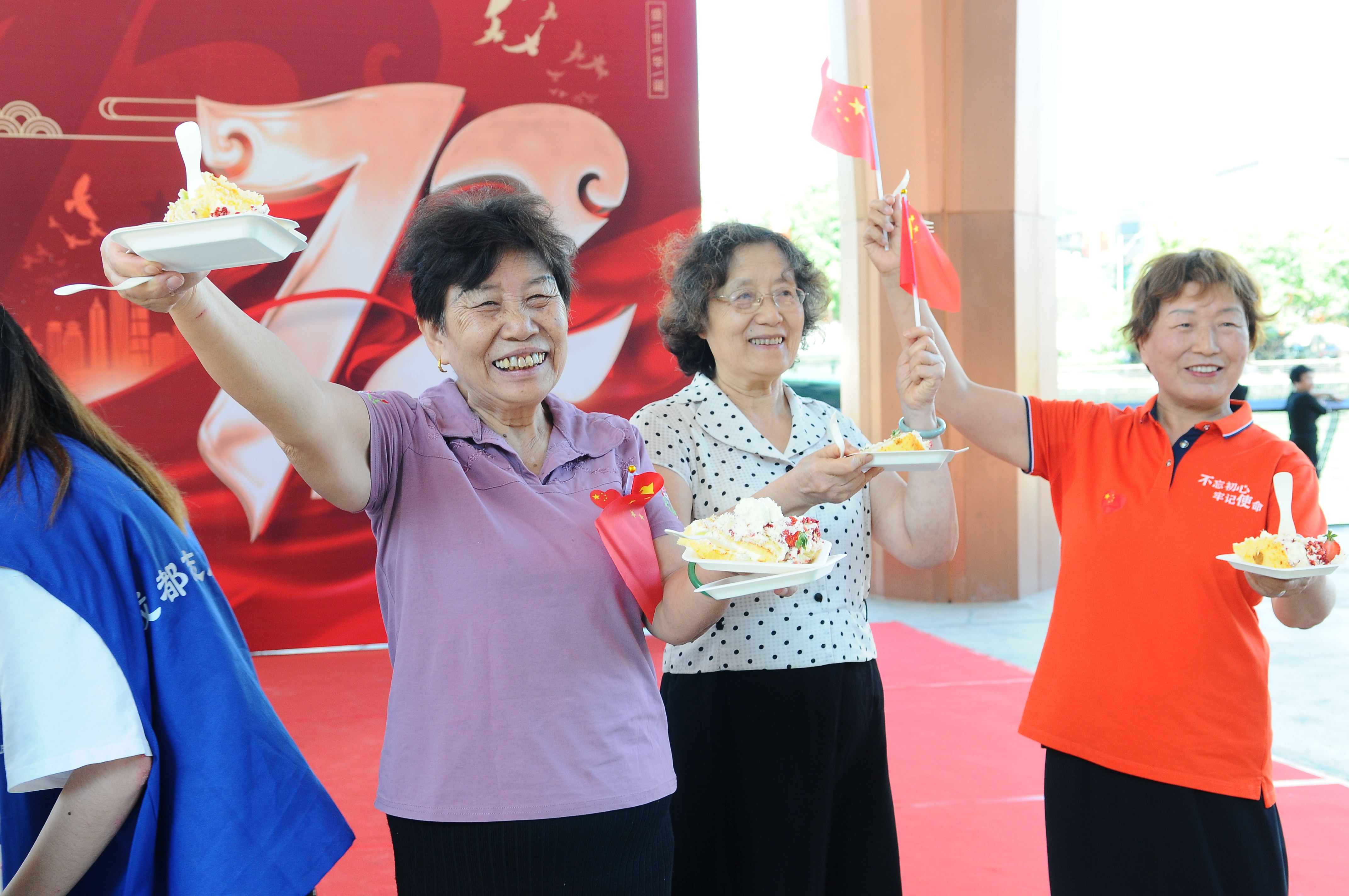 新生路社区：载歌载舞共贺祖国生日