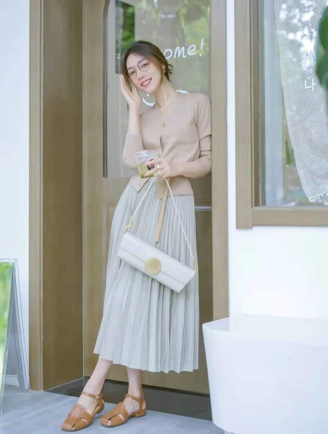 墨绿色百褶裙搭配什么上衣,银灰色百褶裙搭配什么上衣