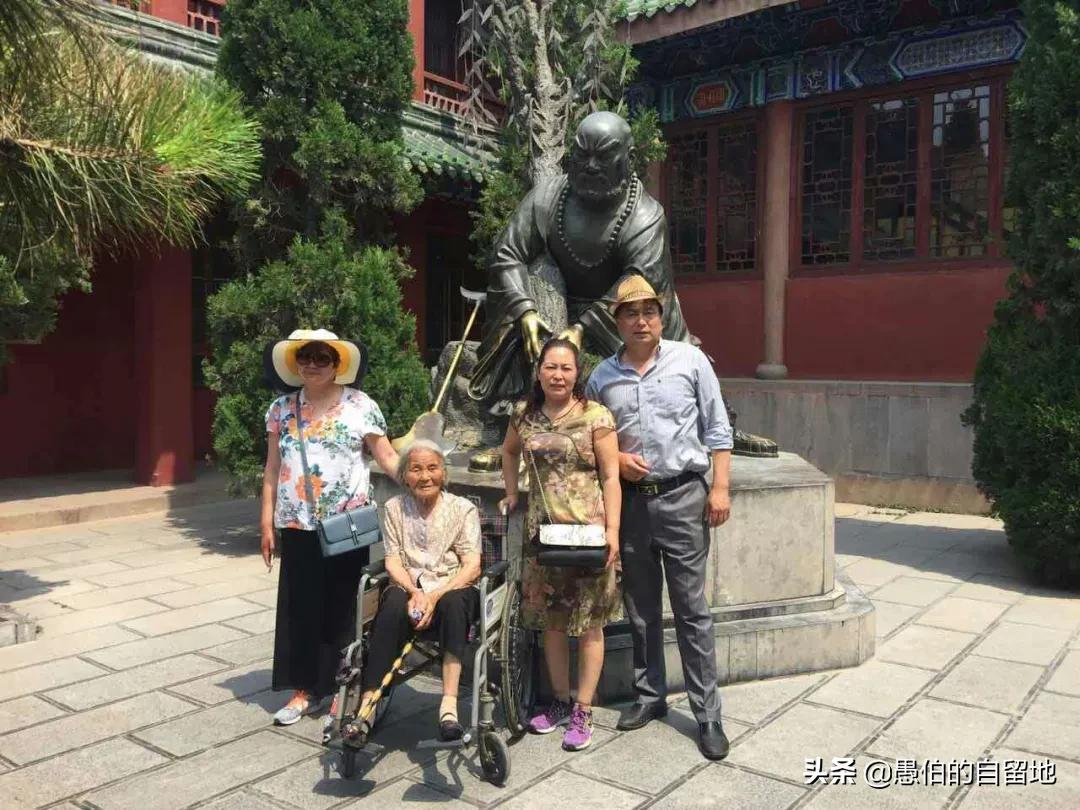 故事：沛县的刘培华，背着年迈的母亲去旅游