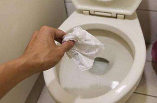 用完厕纸是冲掉还是扔进纸篓,现在厕纸到底是扔马桶还是垃圾桶