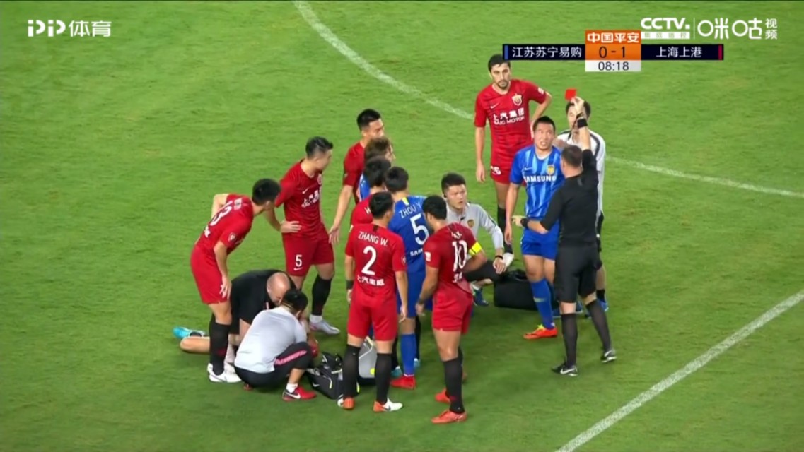 中超赛场上演罕见一幕,中超足坛高能场面