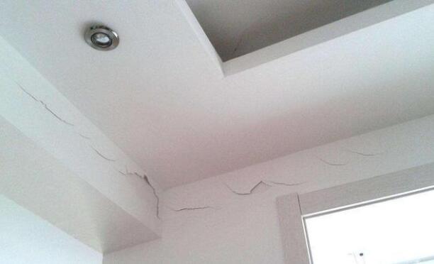 新房装修墙面大白开裂是怎么回事,装修一年的新房子墙面开裂正常吗