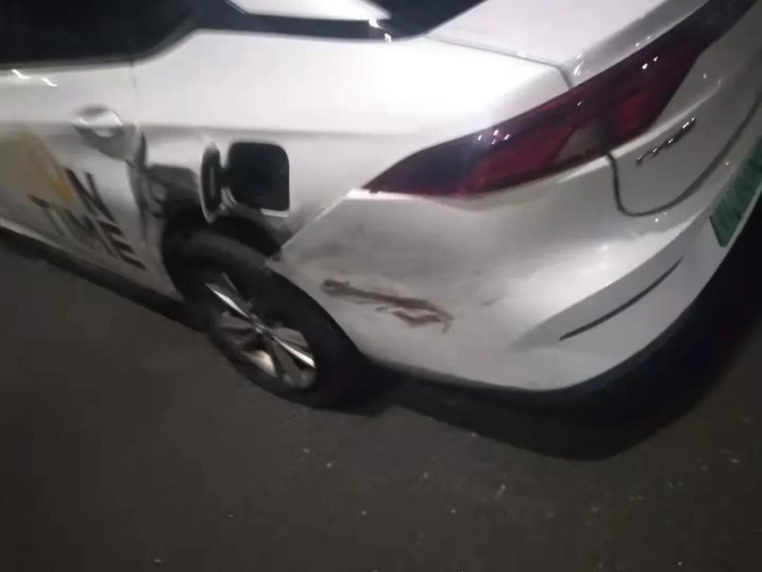 黑车司机下车白车撞黑车后续,黑车变道撞宾利白车后续