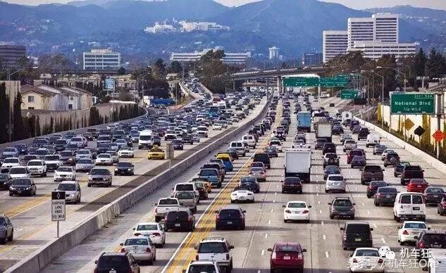 摩托车到底该不该钻缝,摩托车遇到钻缝怎么处理