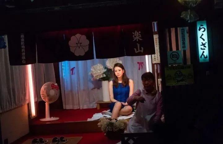 *拍偷**的照片带你看看日本*灯区红**