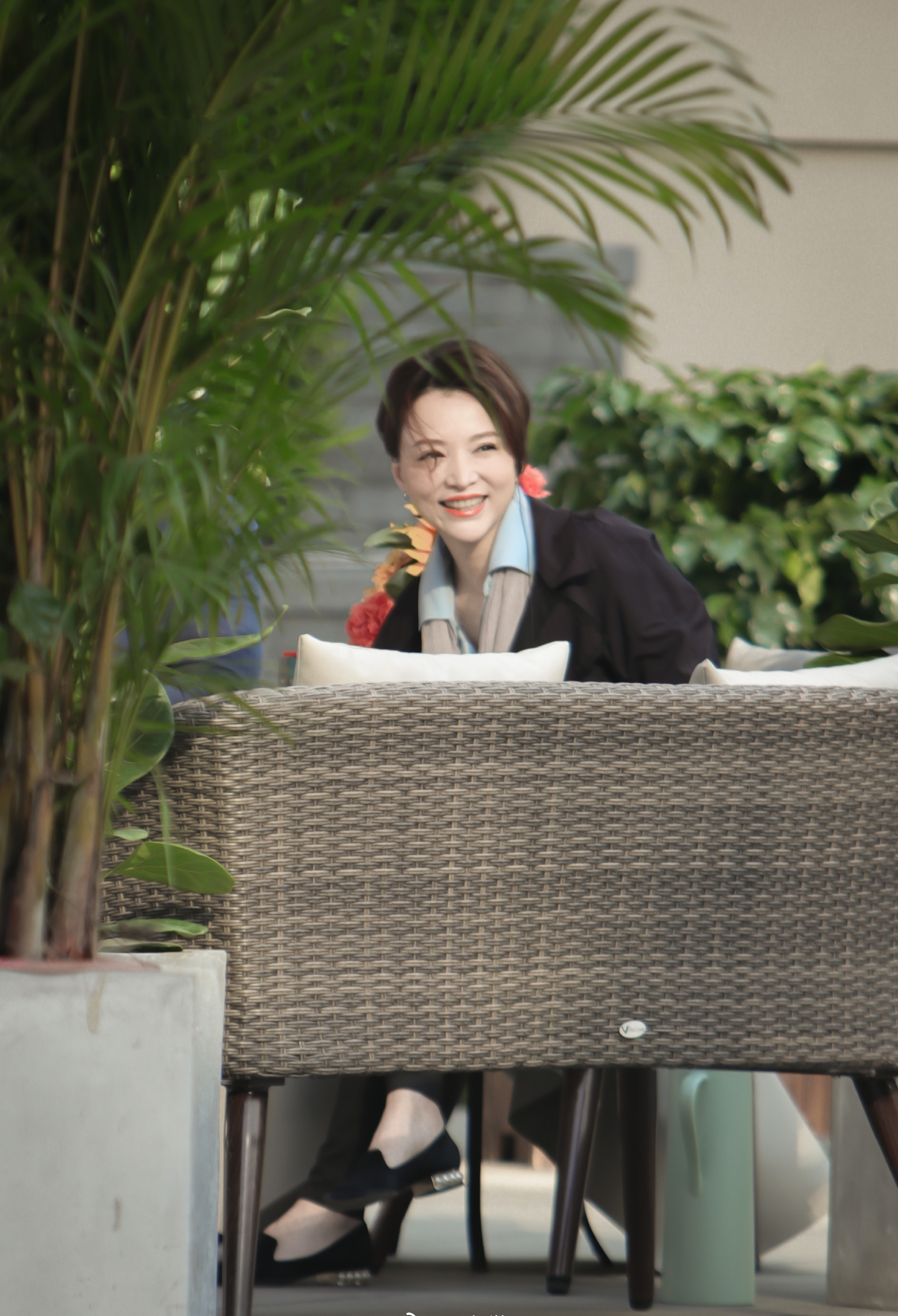 董卿复古短裙现身,董卿跟记者打招呼