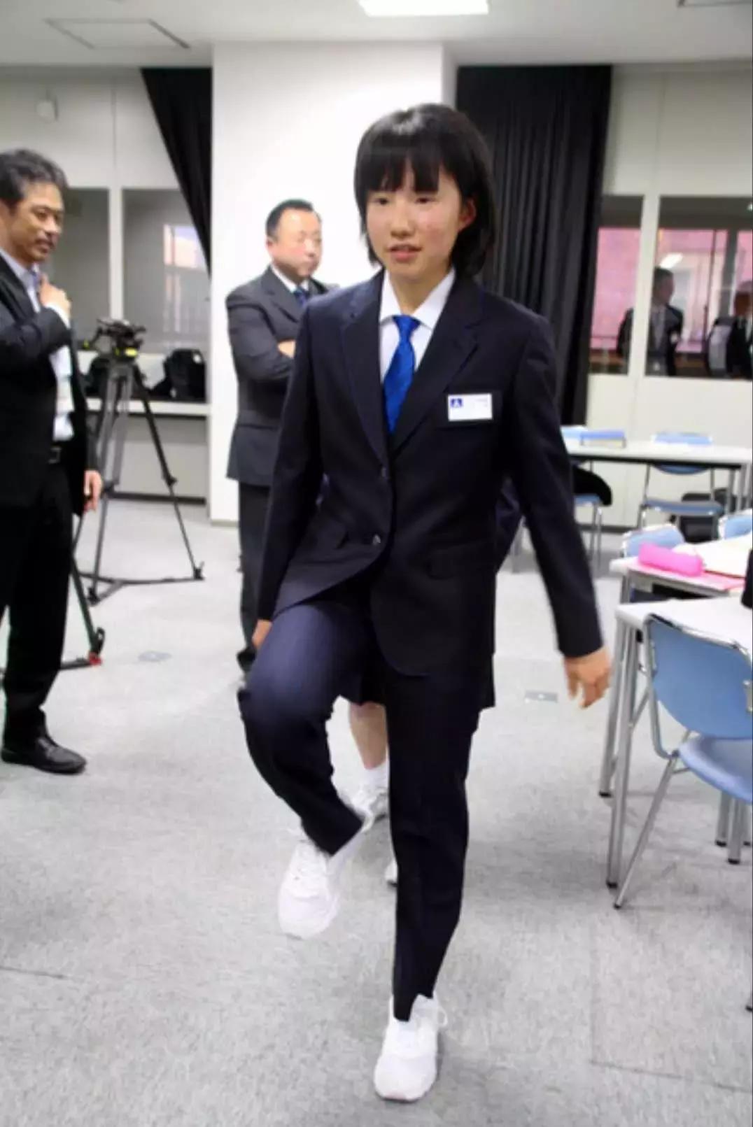 日本街头女子抗议,日本女生校服必须穿裙子吗