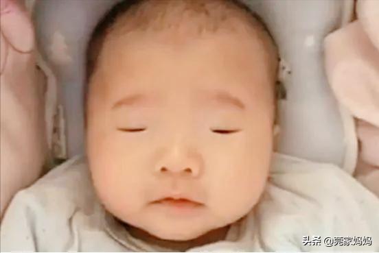 婴儿身上出现青斑图片,新生宝宝很黑的原因