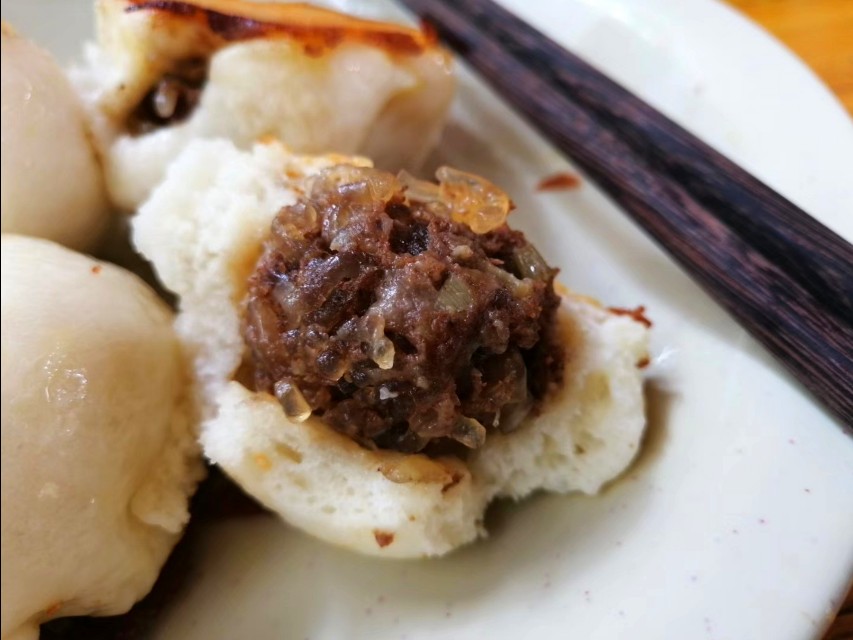 两个大男人搁郑州东区，剋永城牛肉水煎包子，一啸咧十个跟玩的样