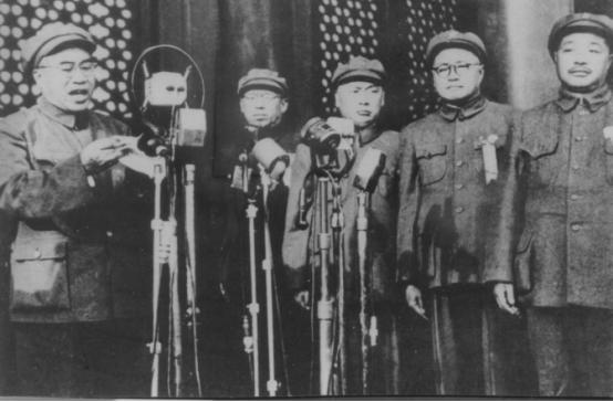 刘建期待小汽车接他上小学，等来脚蹬三轮车，*德朱**的做法让人敬佩