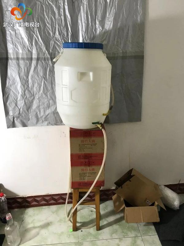 警方端掉一个假酒黑作坊,制假窝点假酒