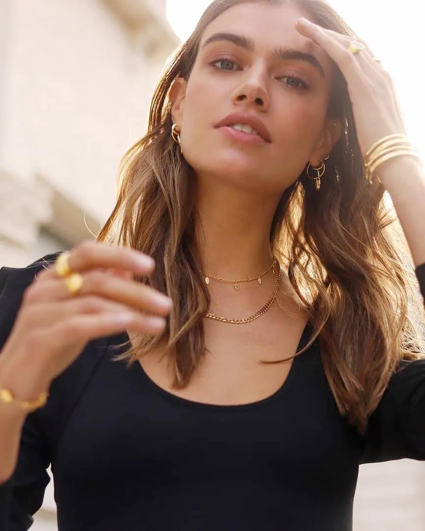 仅用一根土豪金项链，承包你春夏所有的时髦，这份穿搭小心机值了