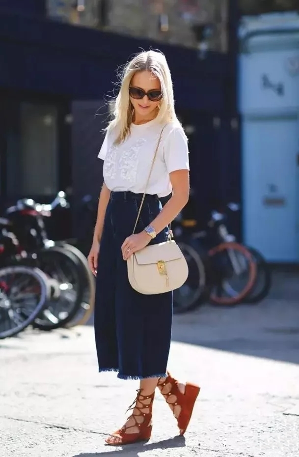 不同的脚型适合什么样的凉鞋,女人脚宽夏季怎样选适合的鞋子