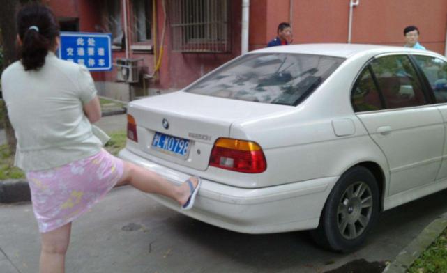 车被别人堵了没留电话放气,车被别人堵了没留电话打什么电话