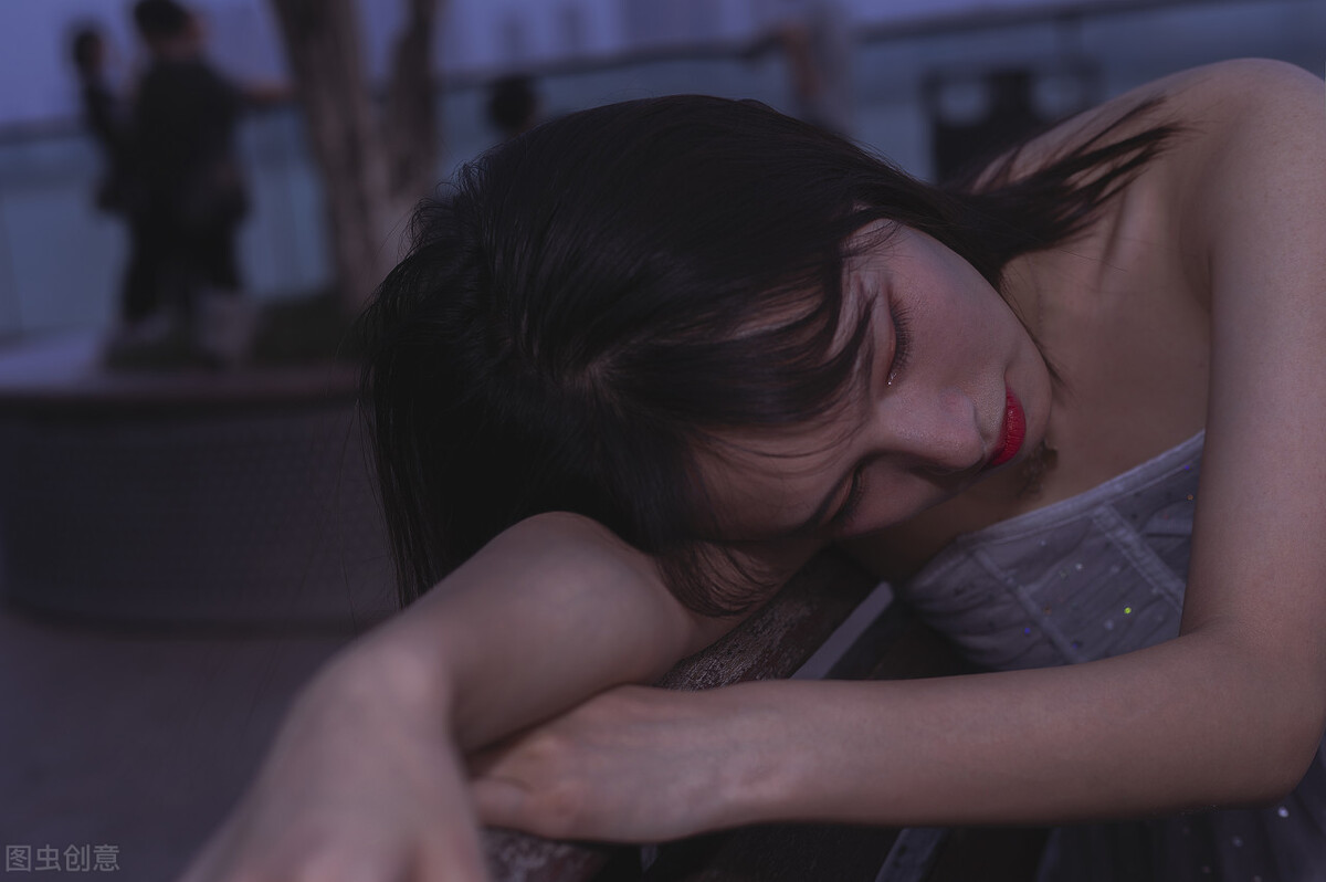 故事：她为躲桃花，偷指总裁上司称是男友，不料他闻声赶来真表白