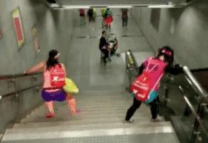 下蹲时膝盖外侧筋疼是怎么回事,膝盖边上的筋突然痛怎么办