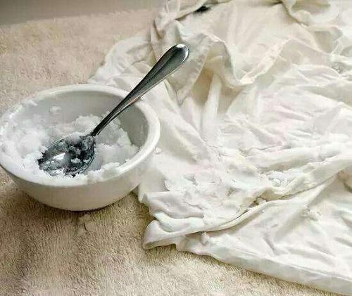 白衣服染色了用什么方法,黑白t染色了怎么洗白