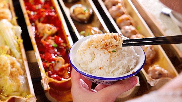 蒸鱼用竹筷子架上放盘子,用竹筒蒸的饭叫什么