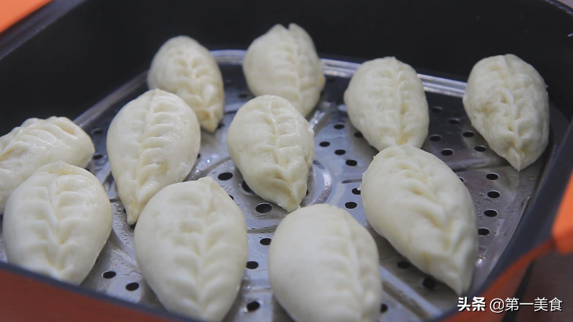 面点师麦穗水饺的包法,麦穗包子的捏法慢动作视频